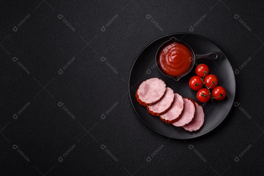 Fatias de presunto cozido, acompanhadas de tomates cereja e molho