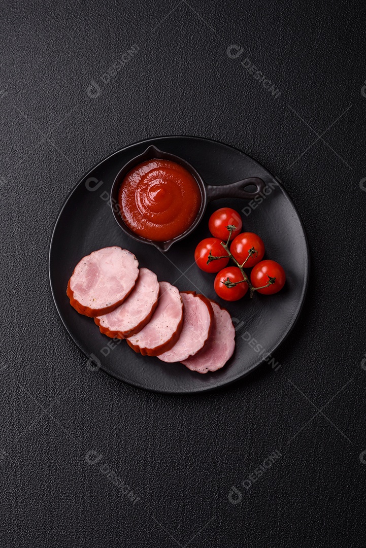 Fatias de presunto cozido, acompanhadas de tomates cereja e molho