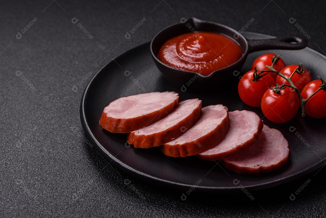 Fatias de presunto cozido, acompanhadas de tomates cereja e molho