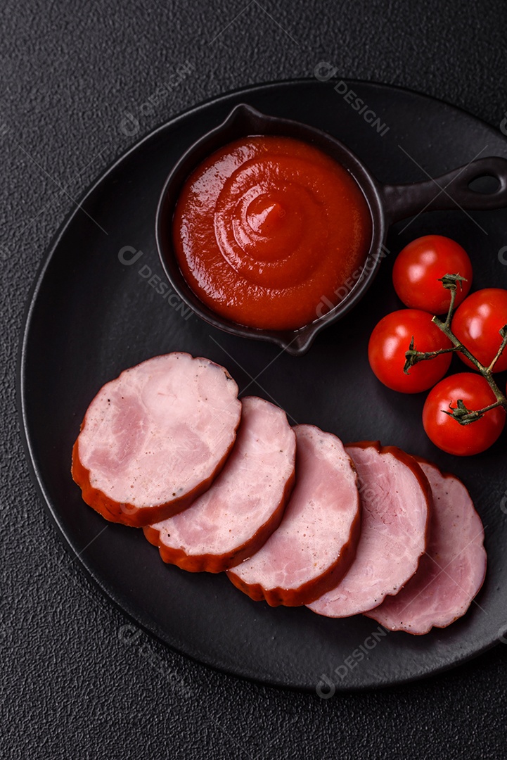 Fatias de presunto cozido, acompanhadas de tomates cereja e molho