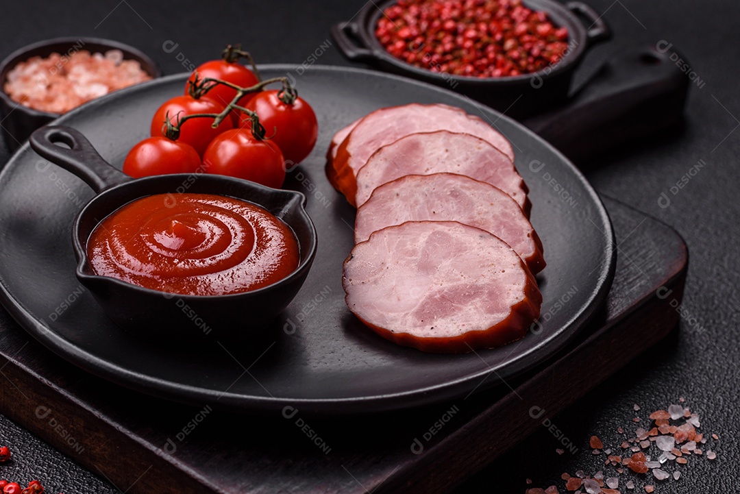 Fatias de presunto cozido, acompanhadas de tomates cereja e molho