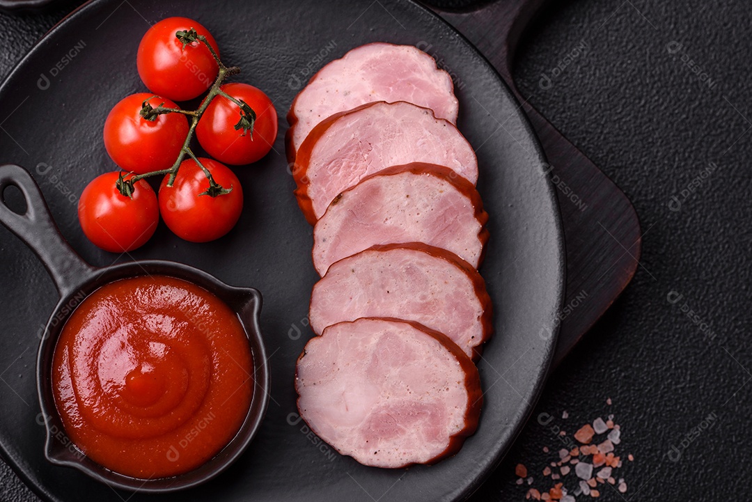 Fatias de presunto cozido, acompanhadas de tomates cereja e molho