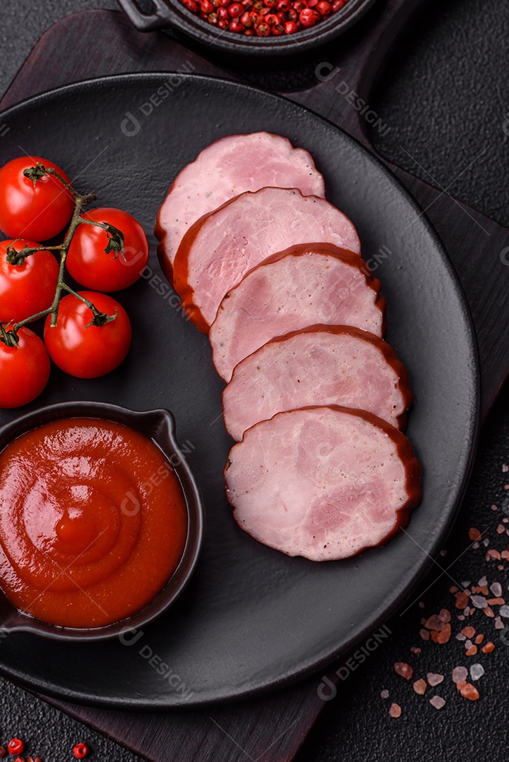 Fatias de presunto cozido, acompanhadas de tomates cereja e molho