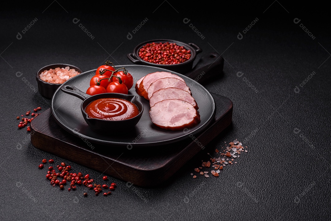 Fatias de presunto cozido, acompanhadas de tomates cereja e molho