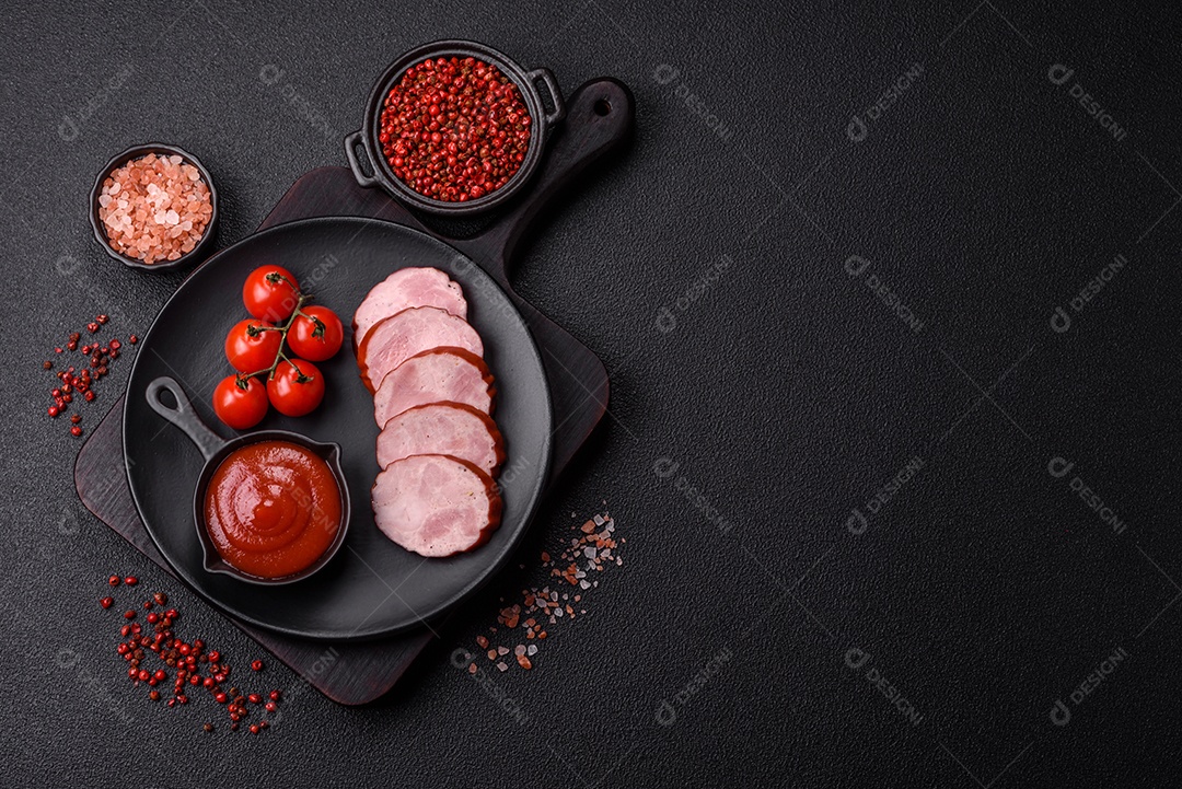 Imagem mostra fatias de presunto ou outro frios similar, acompanhadas de um molho vermelho