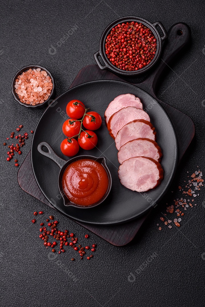 Imagem mostra fatias de presunto ou outro frios similar, acompanhadas de um molho vermelho