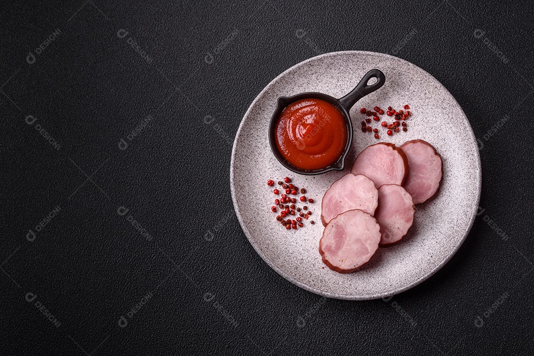 Imagem mostra fatias de presunto ou outro frios similar, acompanhadas de um molho vermelho