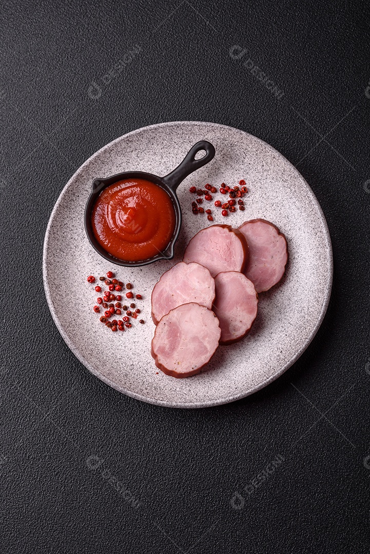 Imagem mostra fatias de presunto ou outro frios similar, acompanhadas de um molho vermelho