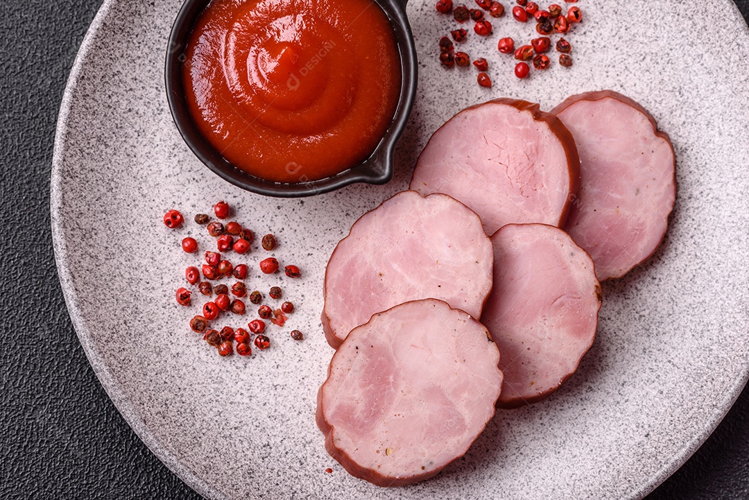 Imagem mostra fatias de presunto ou outro frios similar, acompanhadas de um molho vermelho