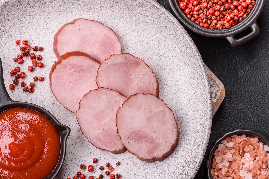 Imagem mostra fatias de presunto ou outro frios similar, acompanhadas de um molho vermelho