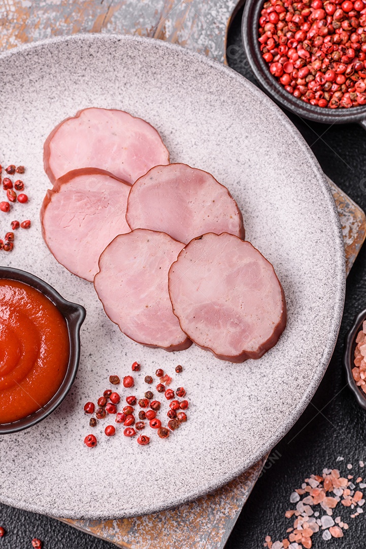 Imagem mostra fatias de presunto ou outro frios similar, acompanhadas de um molho vermelho