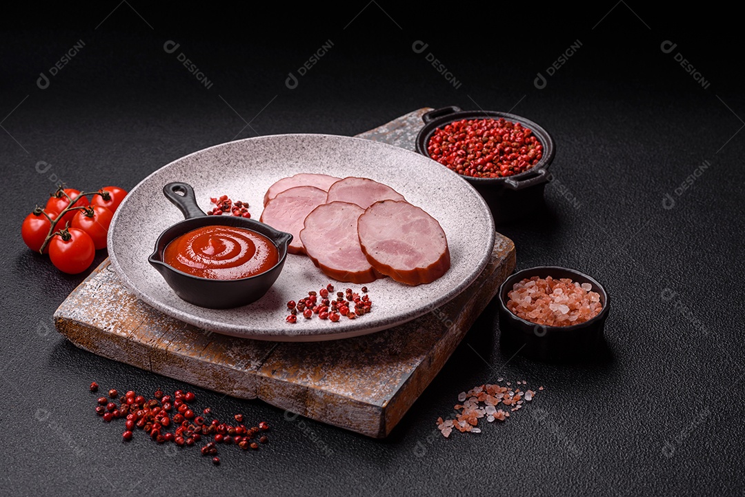 Imagem mostra fatias de presunto ou outro frios similar, acompanhadas de um molho vermelho