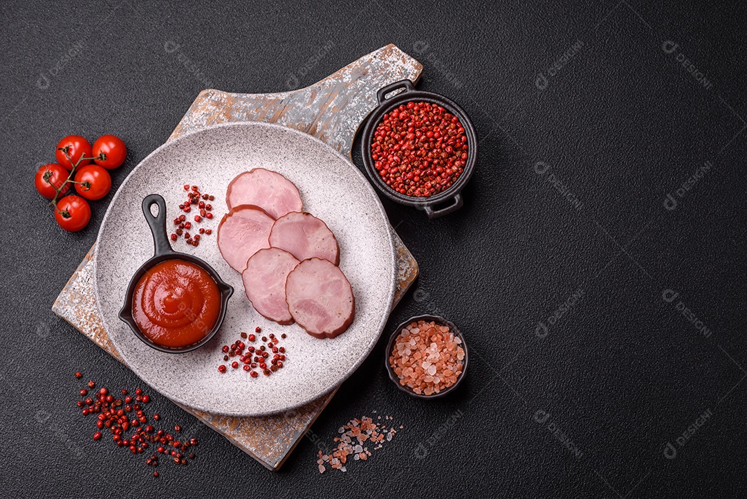 Imagem mostra fatias de presunto ou outro frios similar, acompanhadas de um molho vermelho