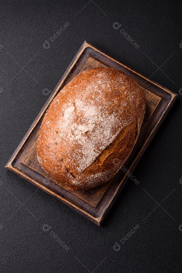 A imagem mostra um pão caseiro, também conhecido como pão feito em casa.