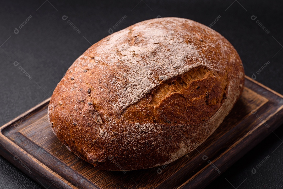 A imagem mostra um pão caseiro, também conhecido como pão feito em casa.