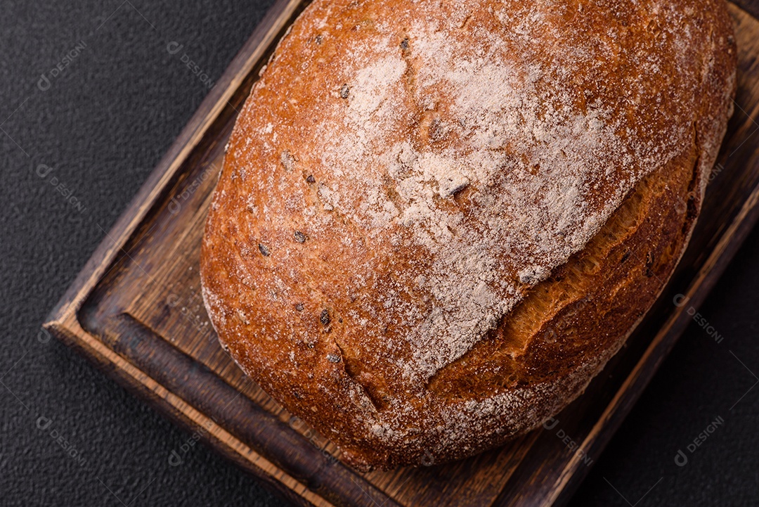 A imagem mostra um pão caseiro, também conhecido como pão feito em casa.