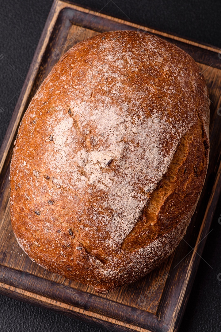 A imagem mostra um pão caseiro, também conhecido como pão feito em casa.