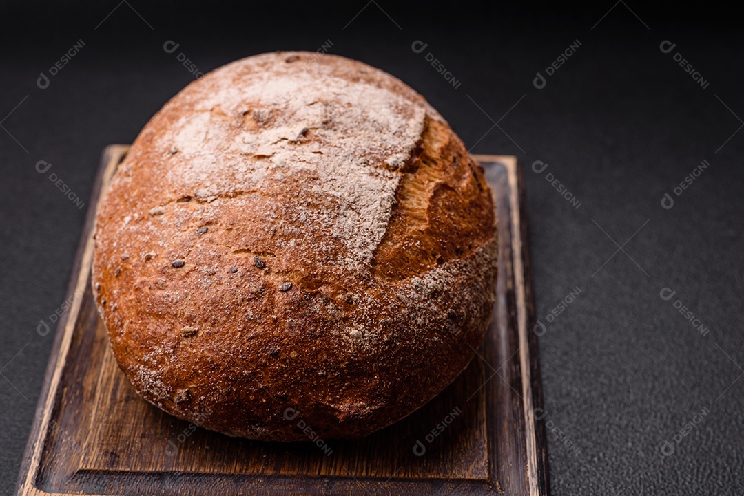 A imagem mostra um pão caseiro, também conhecido como pão feito em casa.