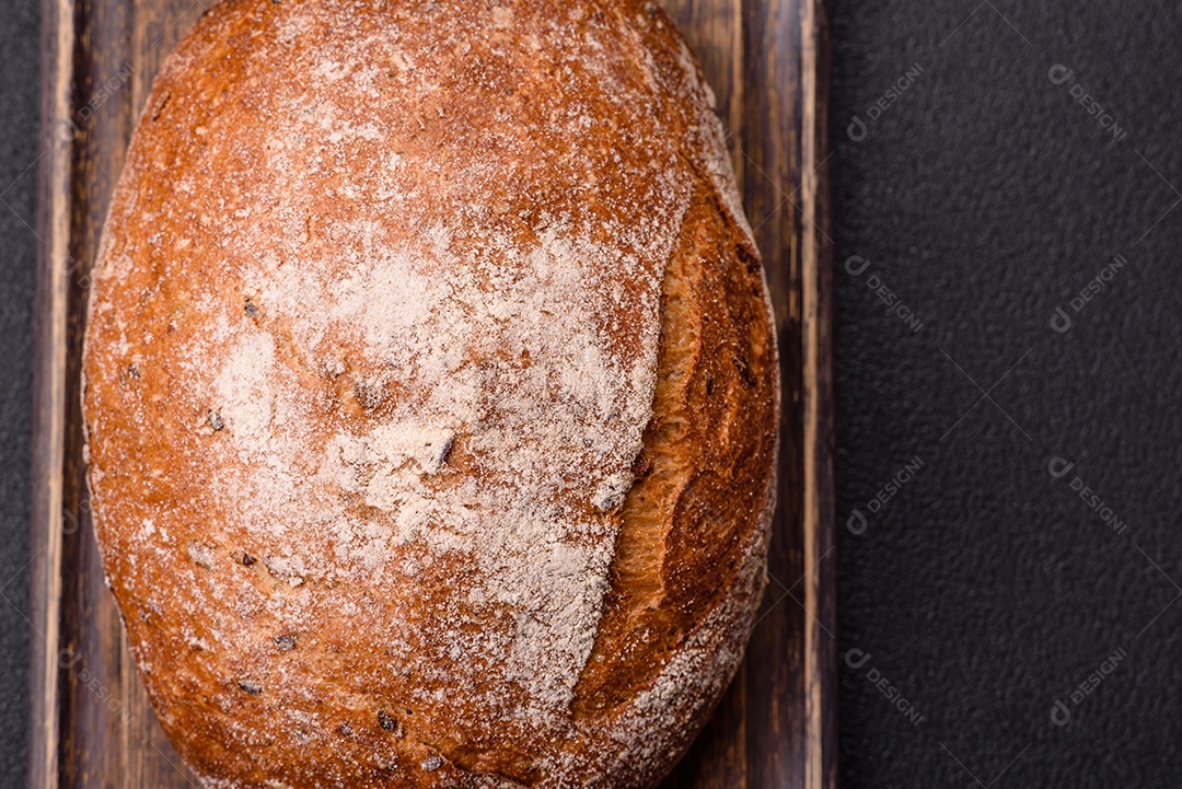 Fatias de pão, que parecem ser de um tipo integral ou de fermentação natural