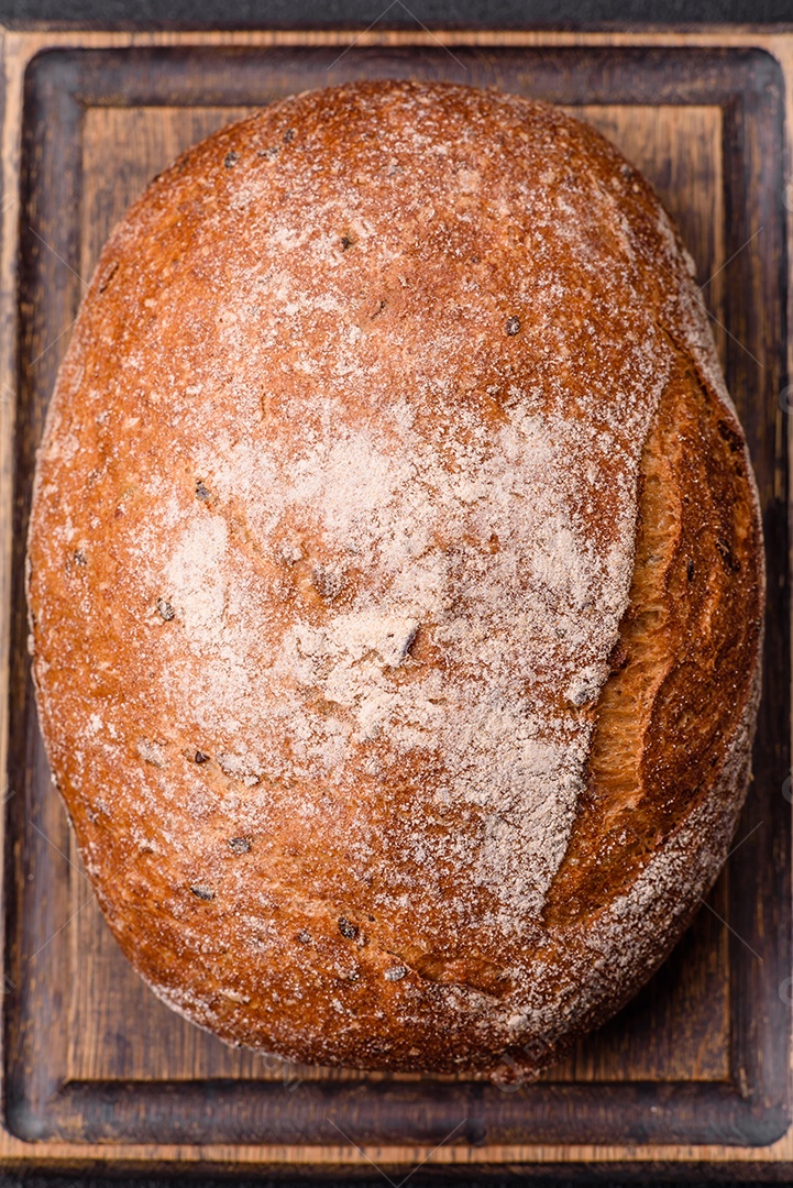 Fatias de pão, que parecem ser de um tipo integral ou de fermentação natural