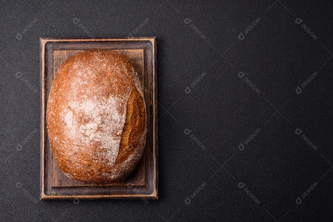 Fatias de pão, que parecem ser de um tipo integral ou de fermentação natural