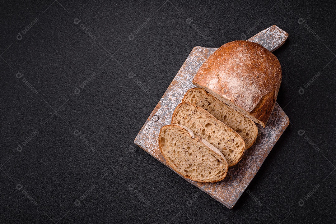 Fatias de pão, que parecem ser de um tipo integral ou de fermentação natural