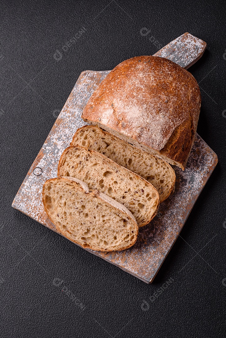 Fatias de pão, que parecem ser de um tipo integral ou de fermentação natural
