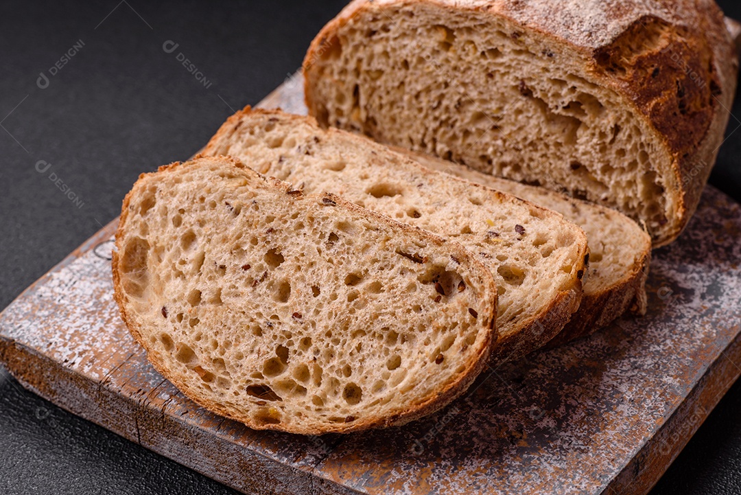 Fatias de pão, que parecem ser de um tipo integral ou de fermentação natural