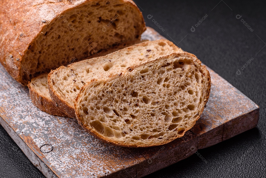 Fatias de pão, que parecem ser de um tipo integral ou de fermentação natural