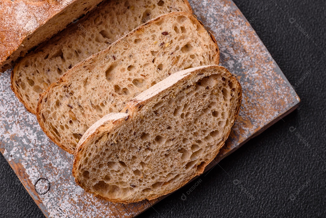 Fatias de pão, que parecem ser de um tipo integral ou de fermentação natural