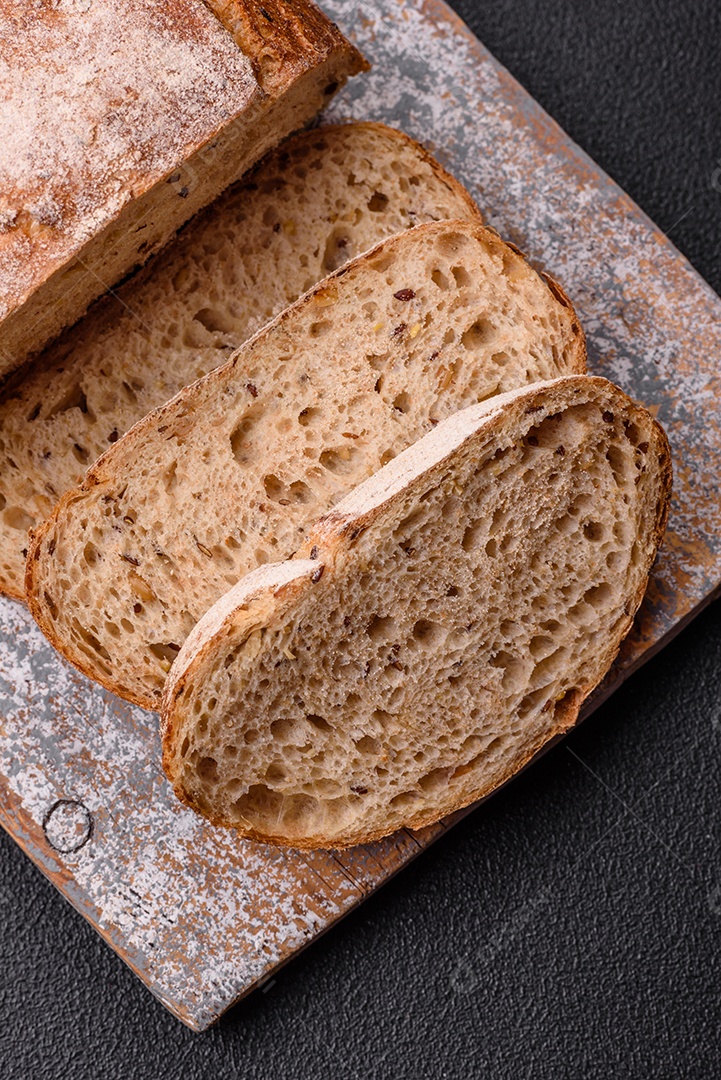 Fatias de pão, que parecem ser de um tipo integral ou de fermentação natural