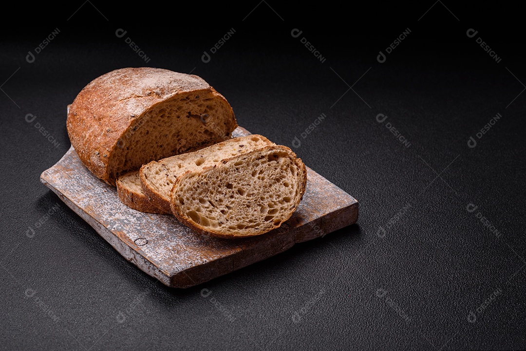 Fatias de pão, que parecem ser de um tipo integral ou de fermentação natural