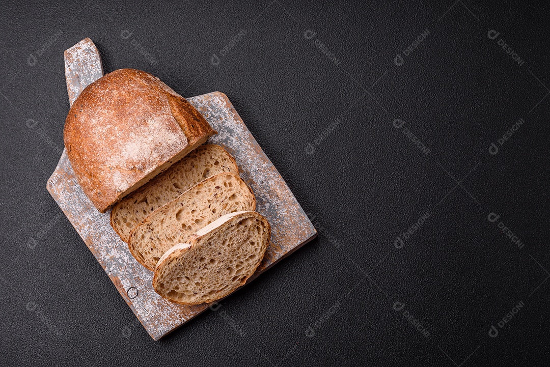 Fatias de pão, que parecem ser de um tipo integral ou de fermentação natural