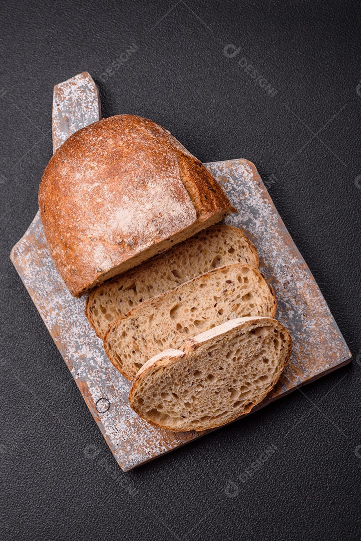 Fatias de pão, que parecem ser de um tipo integral ou de fermentação natural