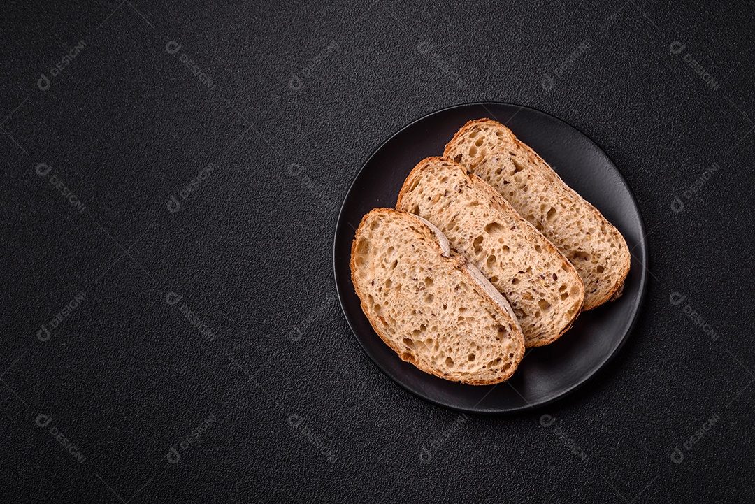 Fatias de pão, que parecem ser de um tipo integral ou de fermentação natural