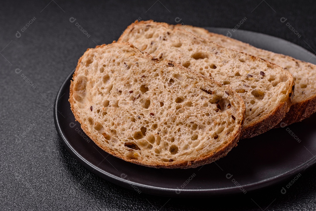 Fatias de pão, que parecem ser de um tipo integral ou de fermentação natural