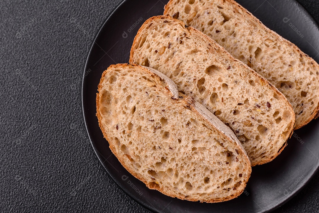 Fatias de pão, que parecem ser de um tipo integral ou de fermentação natural