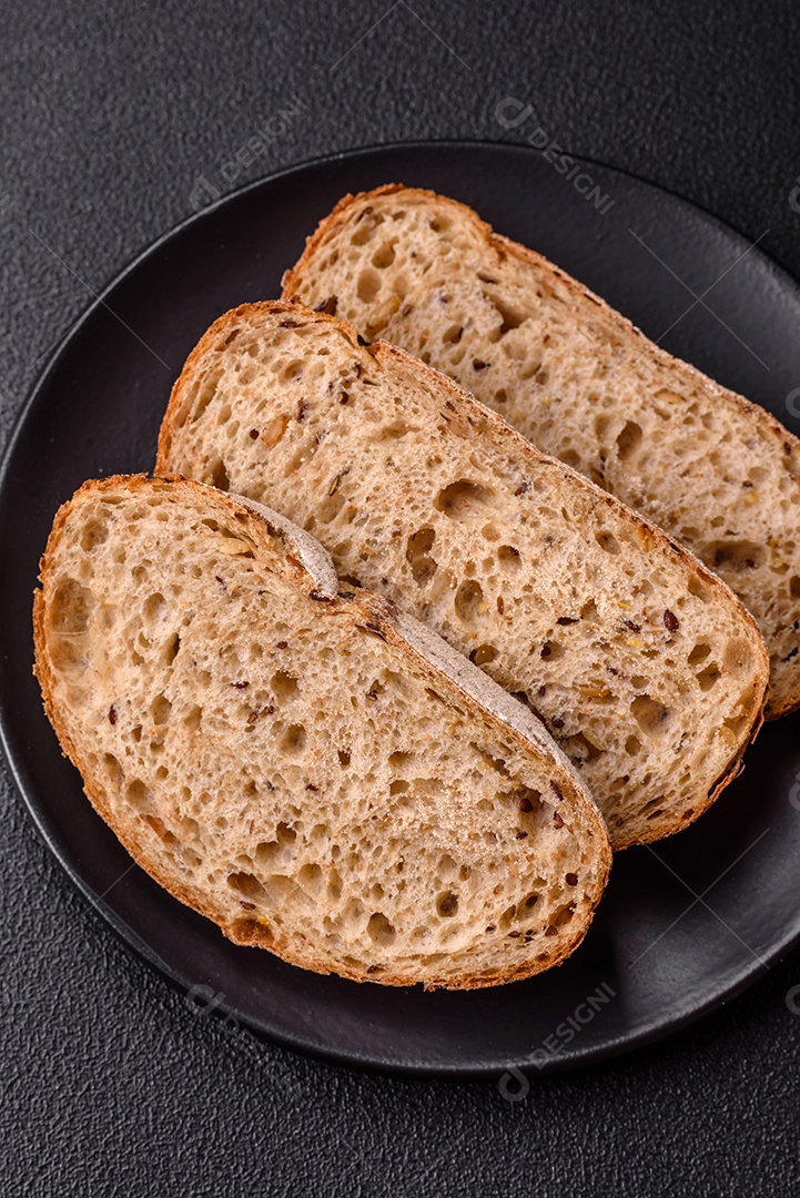 Fatias de pão, que parecem ser de um tipo integral ou de fermentação natural