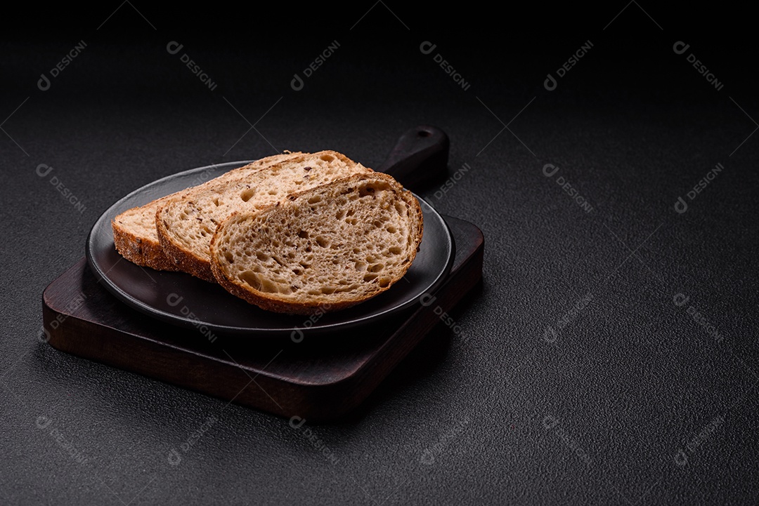 A imagem mostra um pão caseiro, também conhecido como pão feito em casa.
