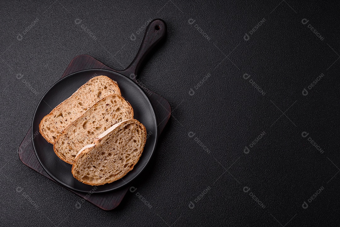 A imagem mostra um pão caseiro, também conhecido como pão feito em casa.