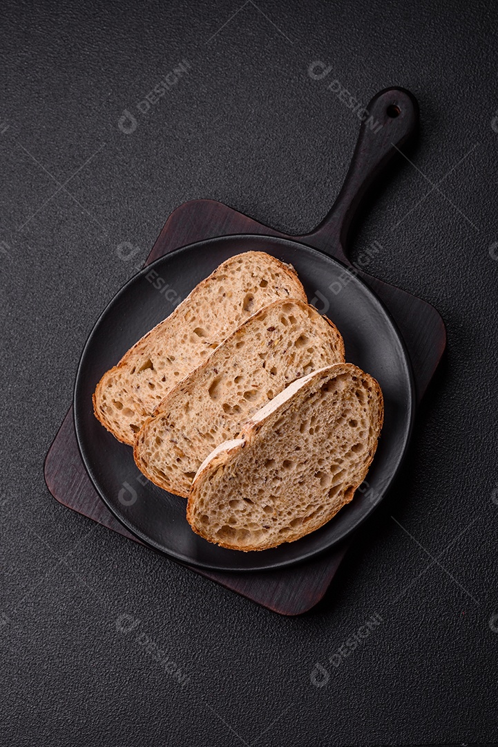 Fatias de pão, que parecem ser de um tipo integral ou de fermentação natural