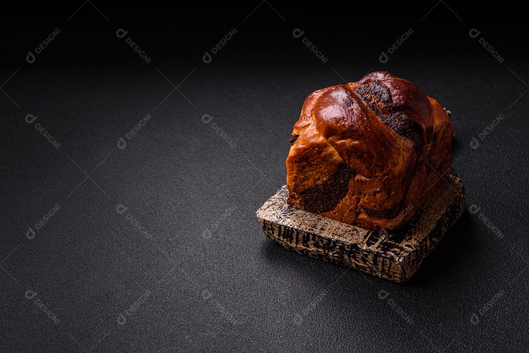 A imagem mostra um Babka, um pão doce de origem judaica