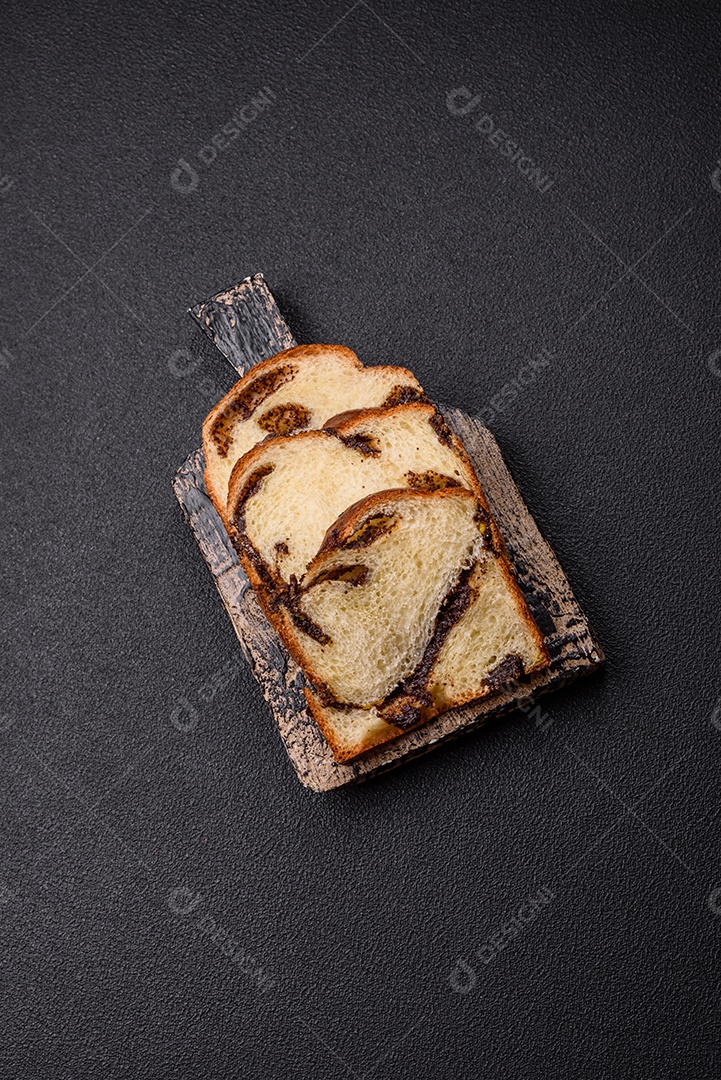 A imagem mostra um Babka, um pão doce de origem judaica
