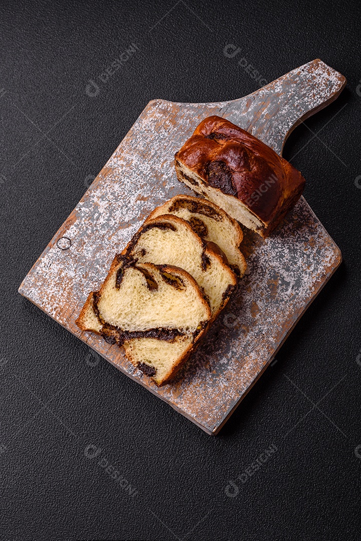 Imagem mostra fatias de Cozonac, um pão doce tradicional