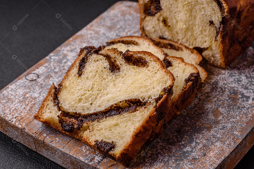 Imagem mostra fatias de Cozonac, um pão doce tradicional