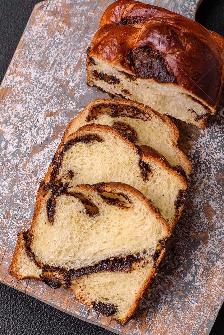 Imagem mostra fatias de Cozonac, um pão doce tradicional