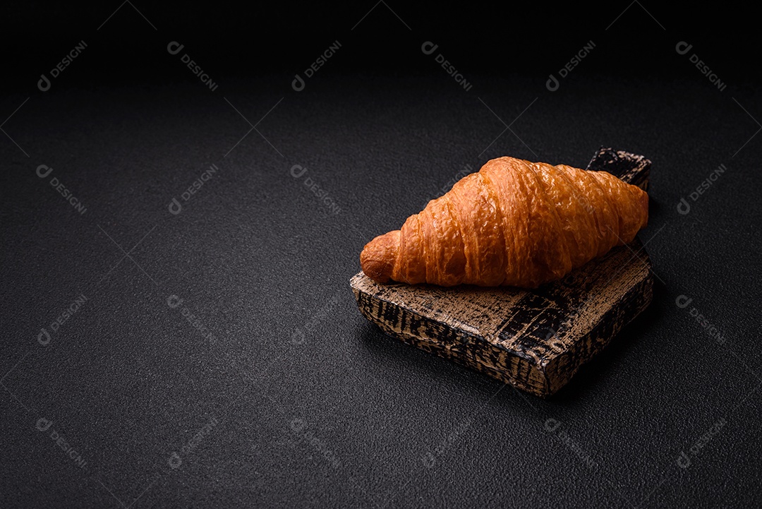 Imagem mostra um croissant, um tipo de viennoiserie de massa semi-folhada