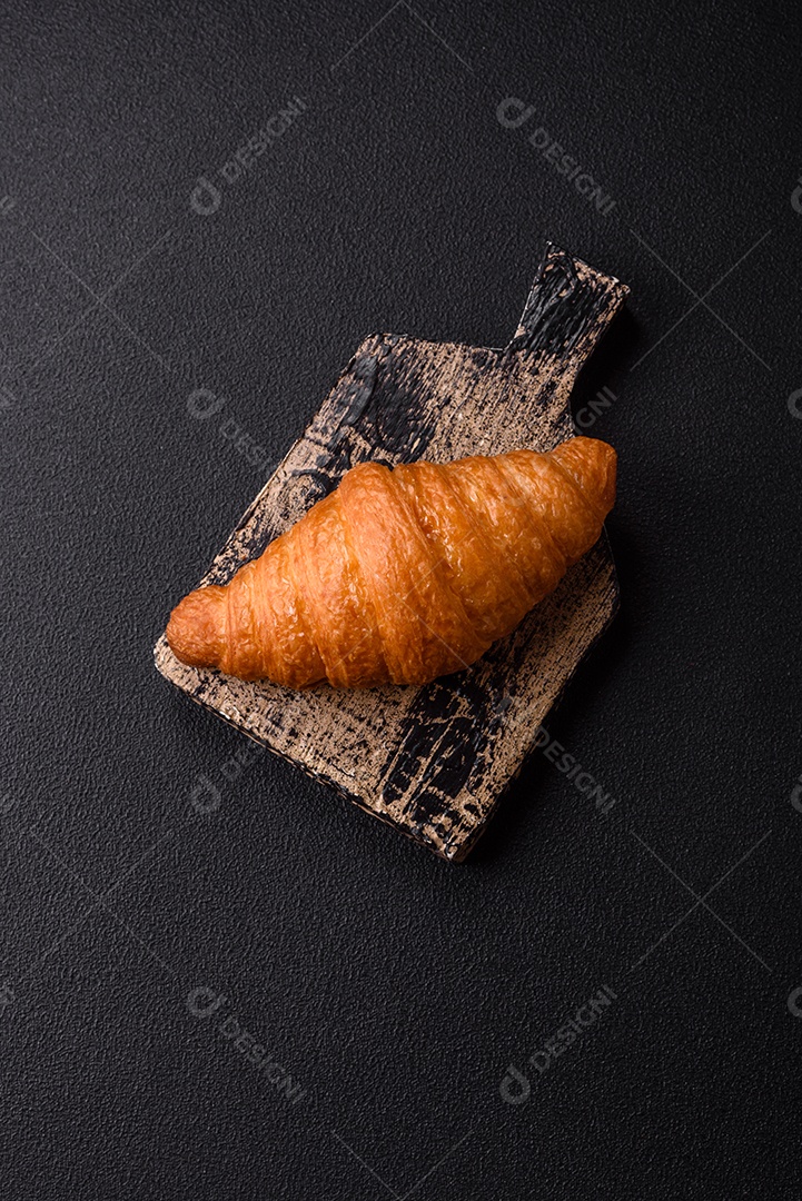 Imagem mostra um croissant, um tipo de viennoiserie de massa semi-folhada