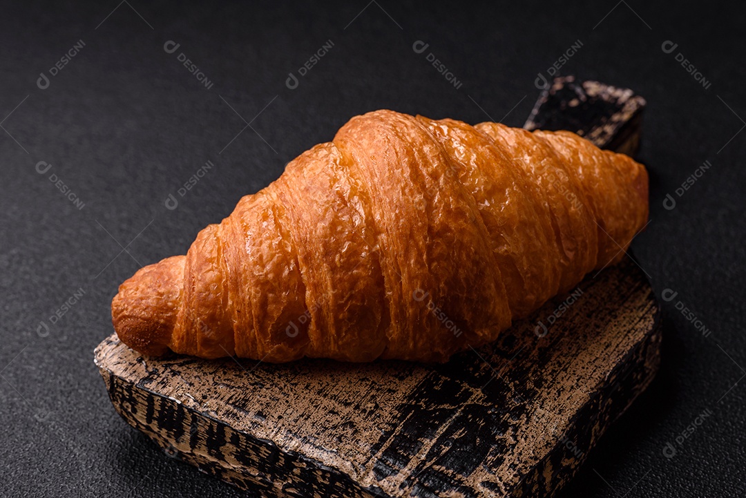Imagem mostra um croissant, um tipo de viennoiserie de massa semi-folhada