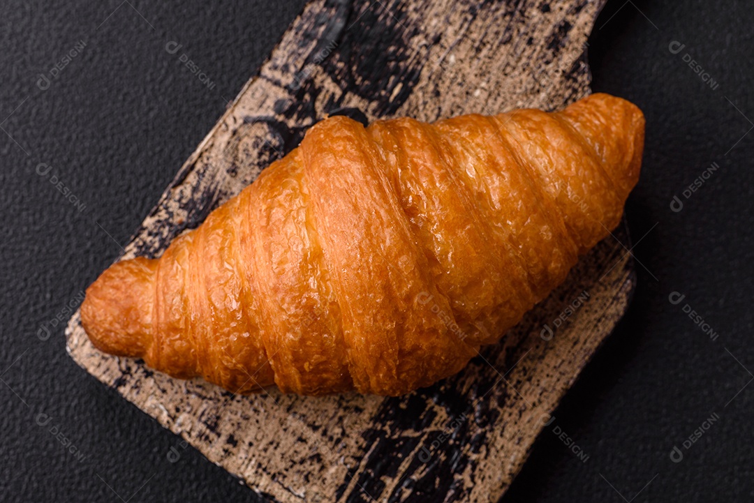 Imagem mostra um croissant, um tipo de viennoiserie de massa semi-folhada